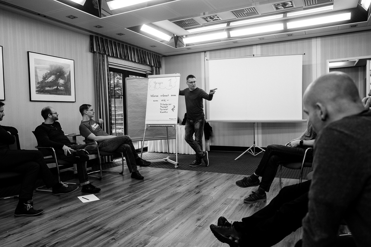 Schwarz-weiß Foto der mtc Strategiesitzung