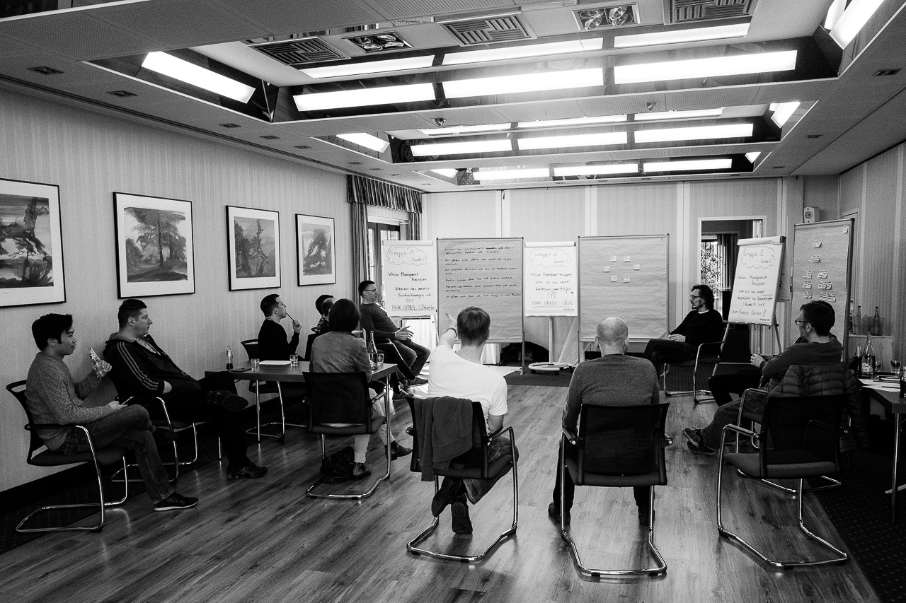 Schwarz-weiß Aufnahme der Arbeitsgruppen beim Strategieretreat