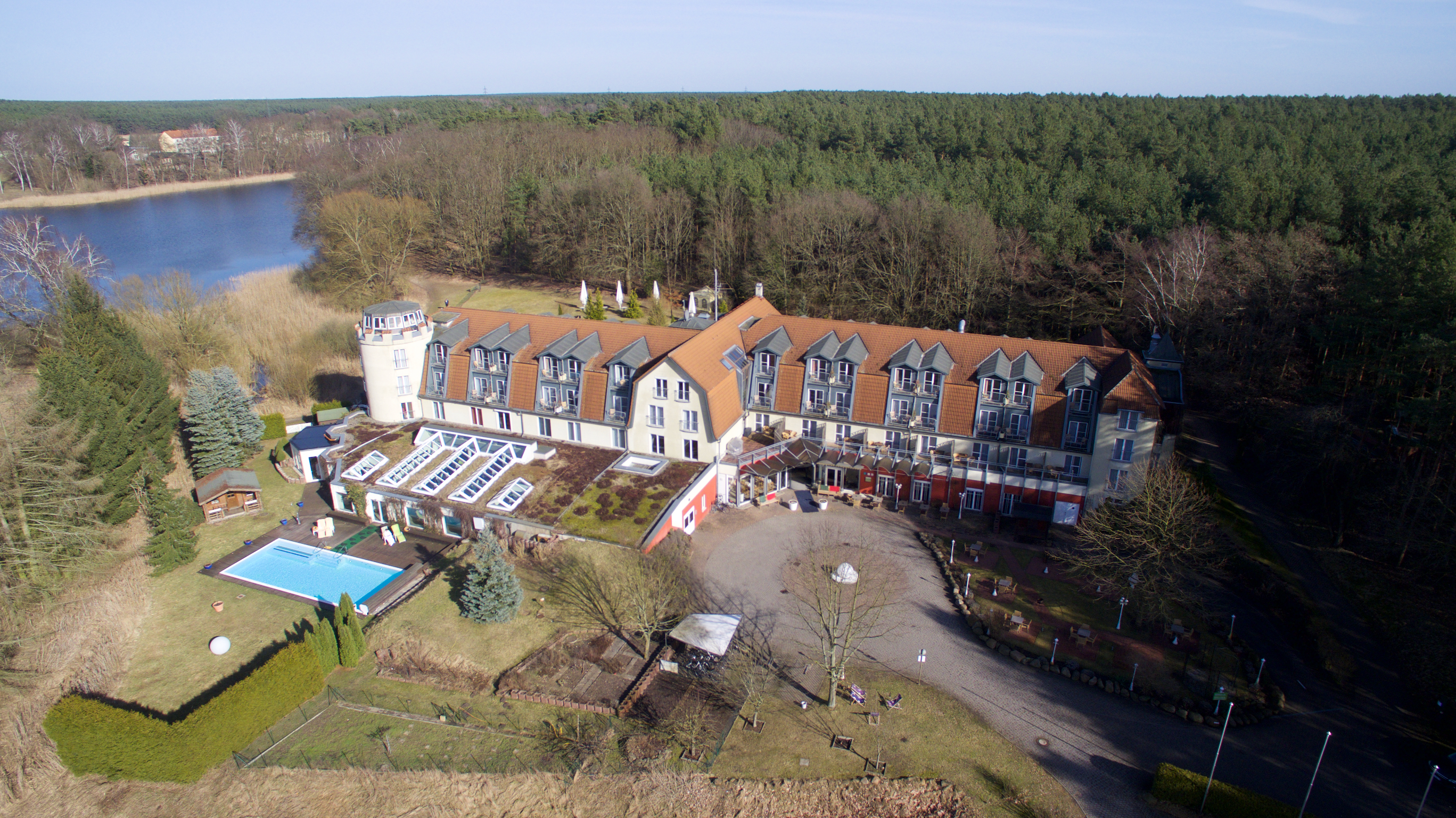 Drohnenaufnahme vom mtc Strategieretreat am See