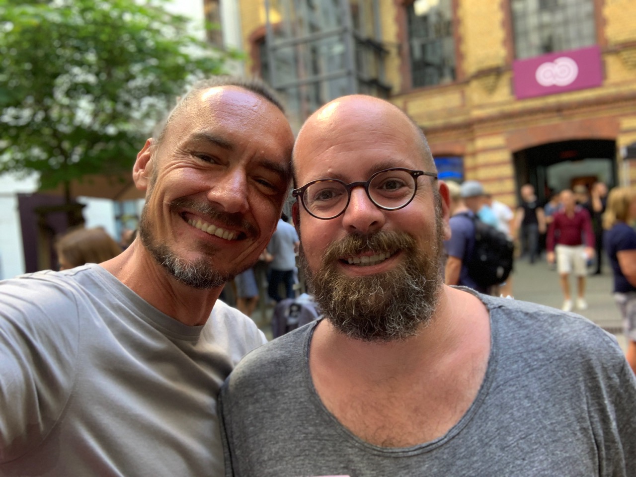 Table arrangements with festive decorations at the summer party