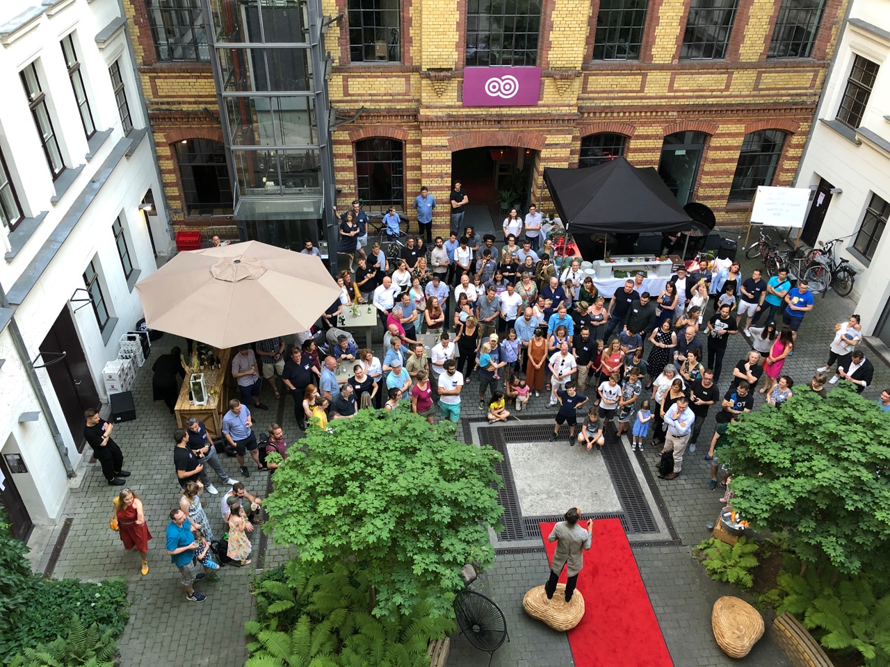 Guests mingling at the mtc Sommerfest, enjoying the community atmosphere